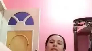 بلخيارة الكبيرة البنت الهايجة تدخلها في كسها المشعر