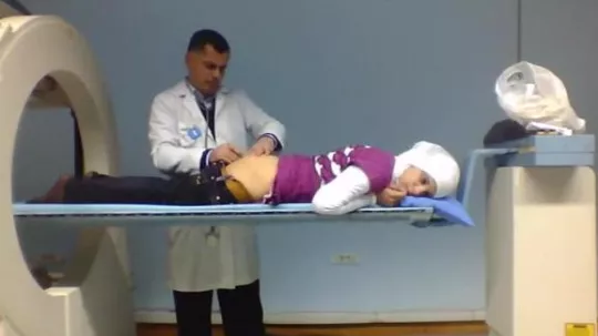 دكتور سوري يصور بنت مريضة محجبة وهو يكشف عليها وهي عارية