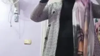 مصرية محجبة تخلع وتعرض جسمها المهلبية