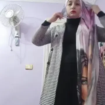 مصرية محجبة تخلع وتعرض جسمها المهلبية