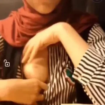 فضيحة فتاة محجبة تعري بزازها الصغيرة الحلوة داخل مطعم عام