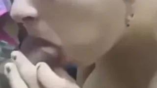 الحلوة تمص زب زوجها وتحطه بين صدرها