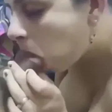 الحلوة تمص زب زوجها وتحطه بين صدرها