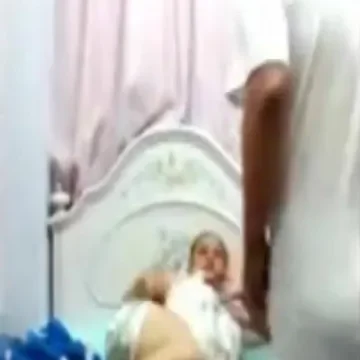 تجيب عشيقها في غياب زوجها ينكها في شقتها