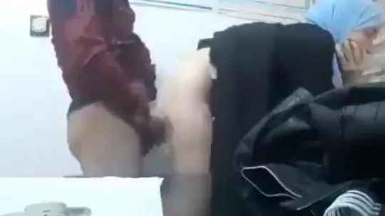 داخل شركة كبيرة مدير ينيك موظفة محجبة غلبانة