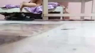 راجل كبير في السن ينيك شرموطة صغيرة حلوة داخل شقة دعارة