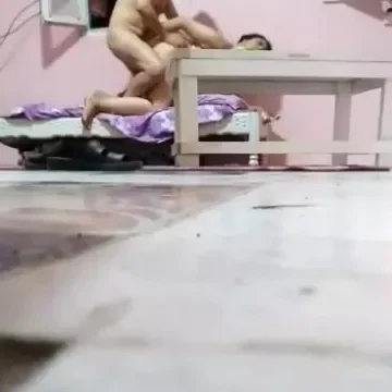 راجل كبير في السن ينيك شرموطة صغيرة حلوة داخل شقة دعارة