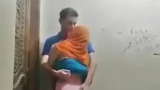 فضيحة شاب مع بنت عمة الصغيرة المحجبة ونيك علي السلم