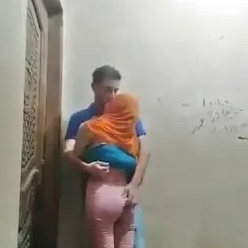 فضيحة شاب مع بنت عمة الصغيرة المحجبة ونيك علي السلم