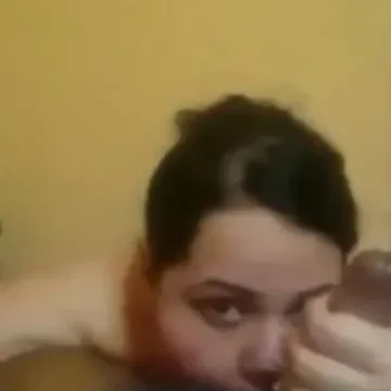 الكلبه تمص الزوبر وتحطه بين بزازها الكبيرة