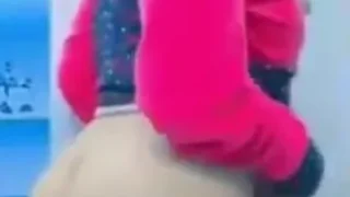 مراهقة صغيرة محجبة في الحمام تعمل عرض نار