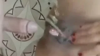 المولعة تتناك في كسها وتقذف اللبن علي الرجل مرتين