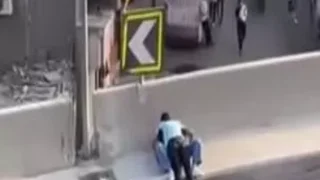 فضيحة في مصر شاب وصحبته ونيك امام الناس فوق الكوبري