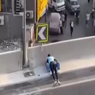 فضيحة في مصر شاب وصحبته ونيك امام الناس فوق الكوبري