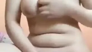 جميلة وحلوة تمسك وتلعب في كسها