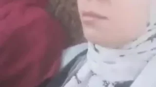 يلمس حلمات بزازها وهي راكبة جنب امها في الأتوبيس