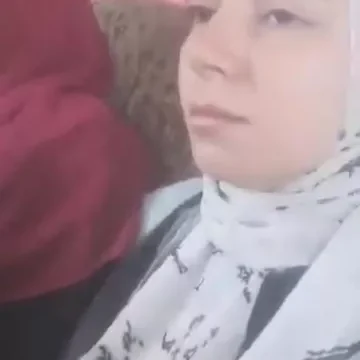 يلمس حلمات بزازها وهي راكبة جنب امها في الأتوبيس