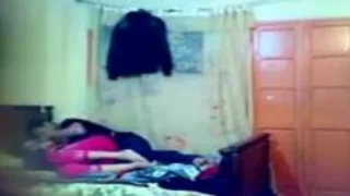 يجب زميلته بتاع الجامعة بيته وينزل فيها بوس وتقفيش وتفريش