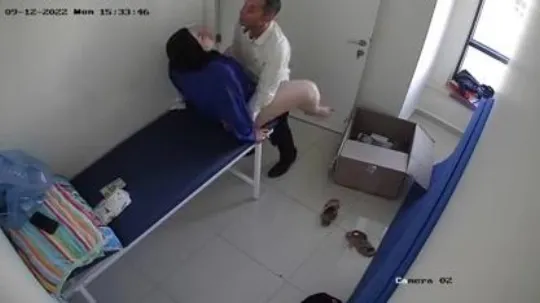 طبيب عراقي يمارس الجنس مع سيدة محجبة داخل المستشفي
