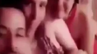 اتنين شرميط مع راجل واحد علي السرير ورقص وهزار دلع