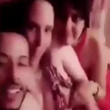 اتنين شرميط مع راجل واحد علي السرير ورقص وهزار دلع