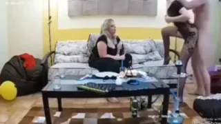 ام سورية مشغلة بنتها دعارة وتتناك قدامها