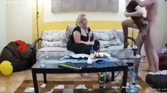 ام سورية مشغلة بنتها دعارة وتتناك قدامها