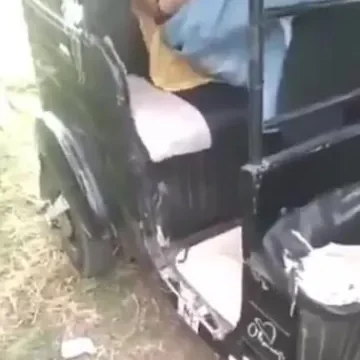 بنت مصرية صغيرة تتناك من الشباب داخل توكتوك