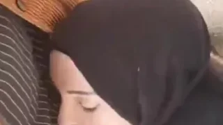 نازلة تمص وتلحس زبر حبيبها في الشارع وهي لابسة الحجاب