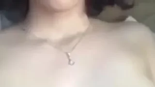 ممحونة سخنة علي الاخر تمص بزازها الكبيرة وتفرك في كسها