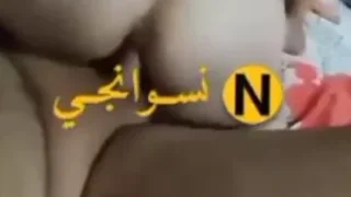ممحونة جسمها ابيض مهلبية تركب علي الزبر وتتنط عليه