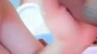 الملبن ام شفايف حمرا تمص الزبر وتتناك باوضع قوية