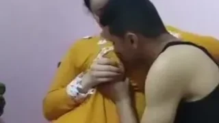 شاب جالس مع خطيبته في منزلها يتحرش بيها ويبوسها ويمسك صدرها