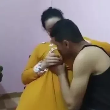 شاب جالس مع خطيبته في منزلها يتحرش بيها ويبوسها ويمسك صدرها