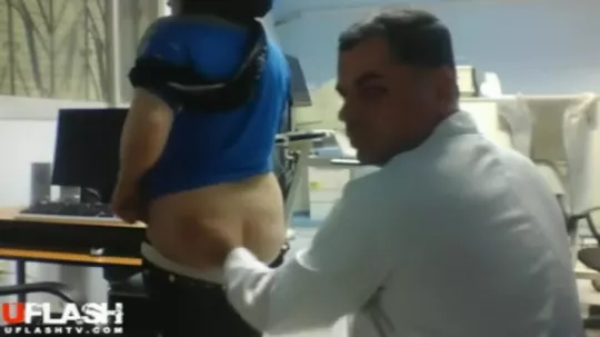 طبيب من الجزائر مع سيدة بالعيادة