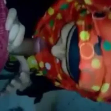 فضيحة داخل حمام عمومي محجبة صغيرة تمص زب حبيبها