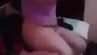 يفضح مرات صحبه يصورها وهي عارية بعد النياكة