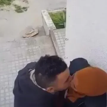 داخل جامعة مغربية طالبة محجبة تمارس الجنس مع زميلها