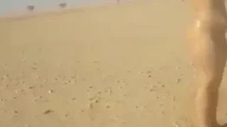خليجي يصور صديقته وهي تستحم عارية في الصحراء