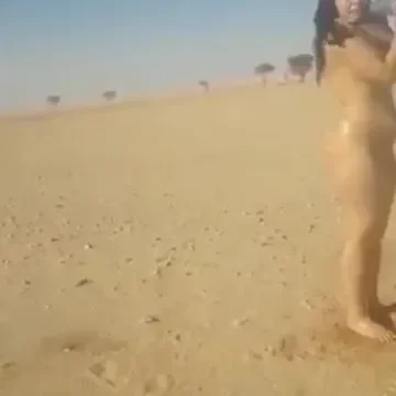 خليجي يصور صديقته وهي تستحم عارية في الصحراء