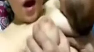 بنت فاجرة مع صديقها عارية تلعب في كسها وتقوله هجبهم علي وشك