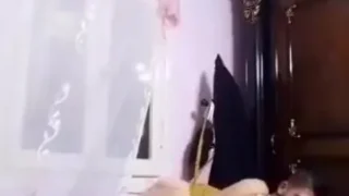 الواد يدخل علي مرته غرفة نومها يعريها وينيك فيها جامد