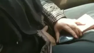 تسخن من الشاب اللي قاعد جانبها وتدعك في كسها