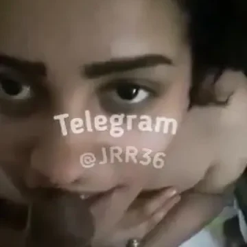 يخلي حبيبته تمص زبه كتير وهو مستمع جدا