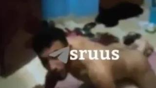 شاب عراقي صايع ينيك حبيبته وصحبه يصورهم