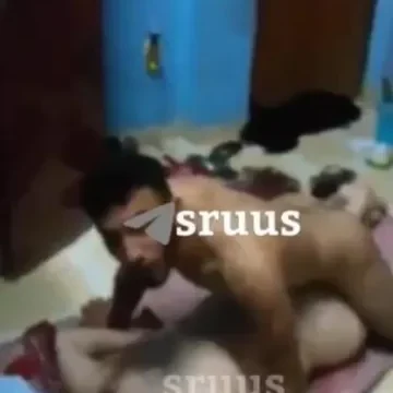 شاب عراقي صايع ينيك حبيبته وصحبه يصورهم