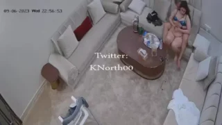 فاضيح خليجي غني كبير في السن ينيك قحبة صغيرة مقابل المال