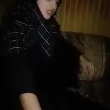 محجبة تلعب في زبر حبيبها الكبير وهو يدخله كله في كسها الصغير