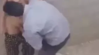 شاب زانق صحبته في بيت مهجور ونازل فيها بوس ومص في بزازها وبعبيص في كسها