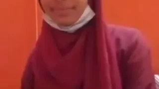 طالبة محجبة تلعب وتمص في زوبر زميلها داخل المدرسة